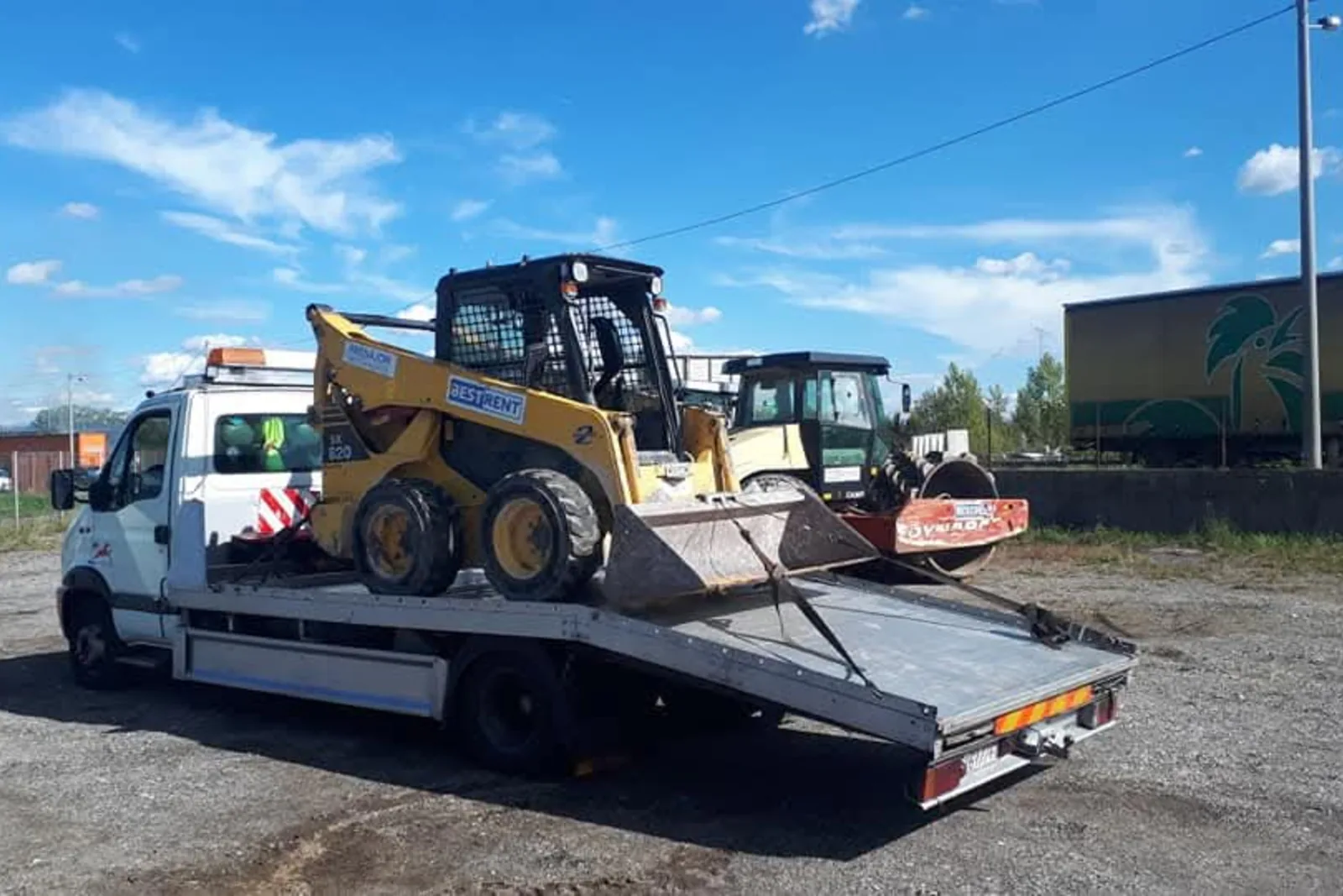 Građevinski stroj na vučnoj platformi