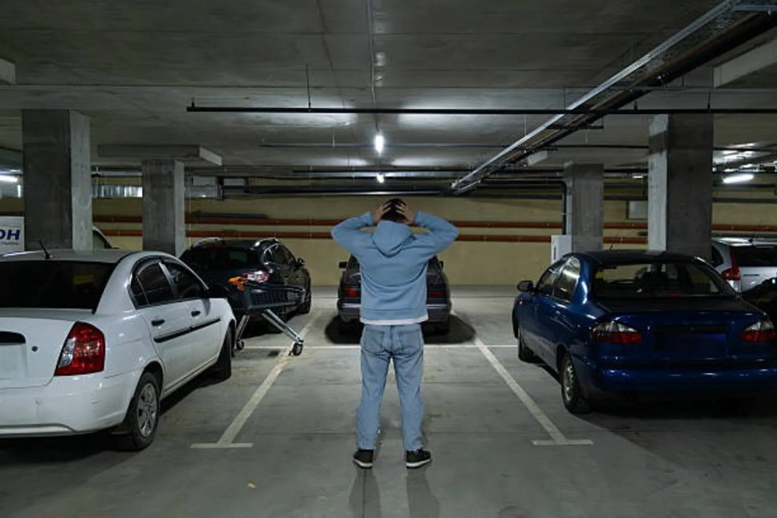 Vozač zabrinut zbog oštećenog vozila na parkiralištu